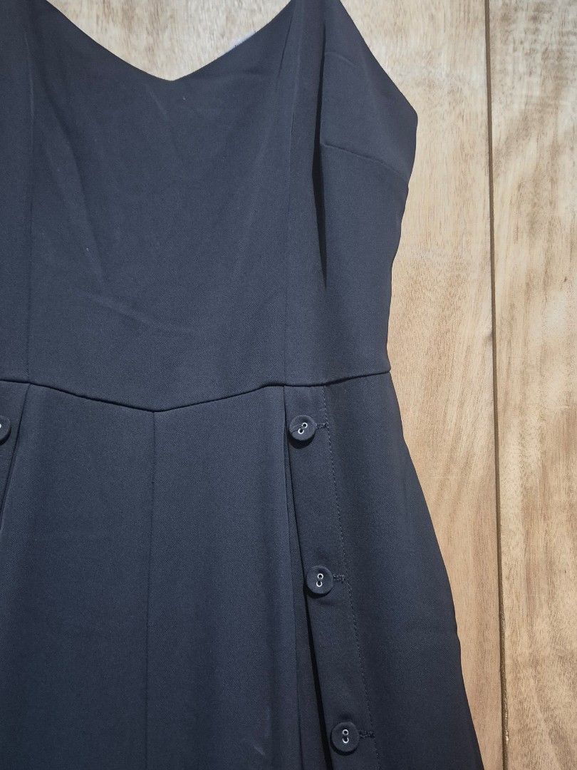 Black Jumpsuit (Like Zara, H&M, Mango) (Category: Dresses) located in Paranaque City. Submitted by hercrafts (Listing ID 1424890931, Image 2). Description: -Midi length jumpsuit -good quality cloth -with side pockets -perfect for casual and formal wear.