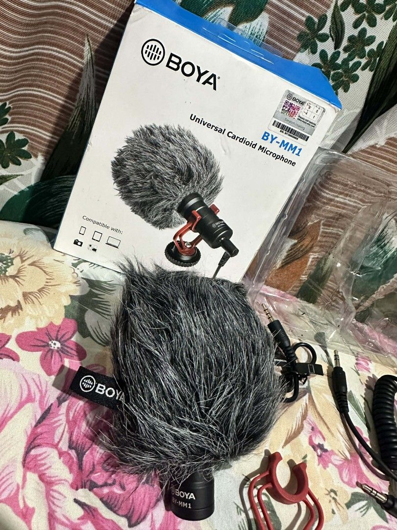 BOYA BY-MM1 Universal Cardioid Microphone (Category: Microphones) located in Mexico. Submitted by purple_ira (Listing ID 1424918054, Image 2). Description: BOYA BY-MM1 universal cardioid microphone. Includes the microphone, a furry windscreen, a shock mount, and various connecting cables. Compatible with cameras and smartphones. The box is included..