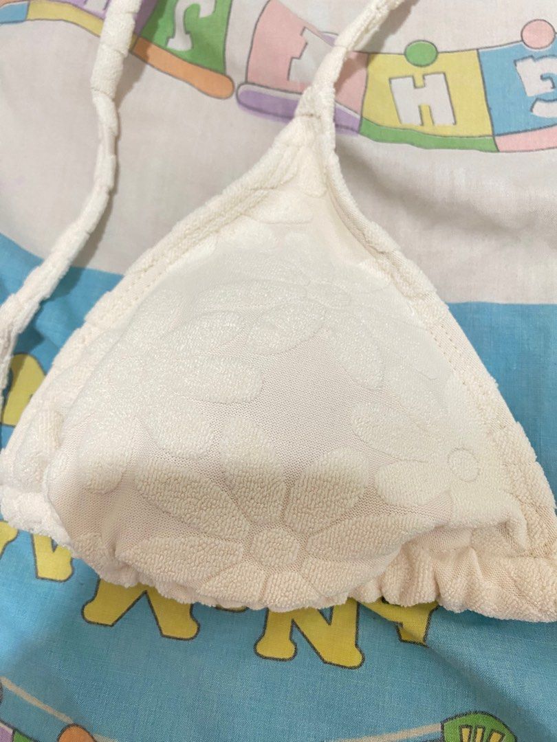 Cream White Floral Bikini Top (Category: Bikinis & Swimsuits) located in Quezon City. Submitted by maxo____oene (Listing ID 1425005386, Image 3). Description: White bikini top features a floral pattern and triangle cups. It has adjustable straps for a comfortable fit. Perfect for a day at the beach or pool. na-wear lang once sa bolinao price is still negotiable, pero no lowball pls! .