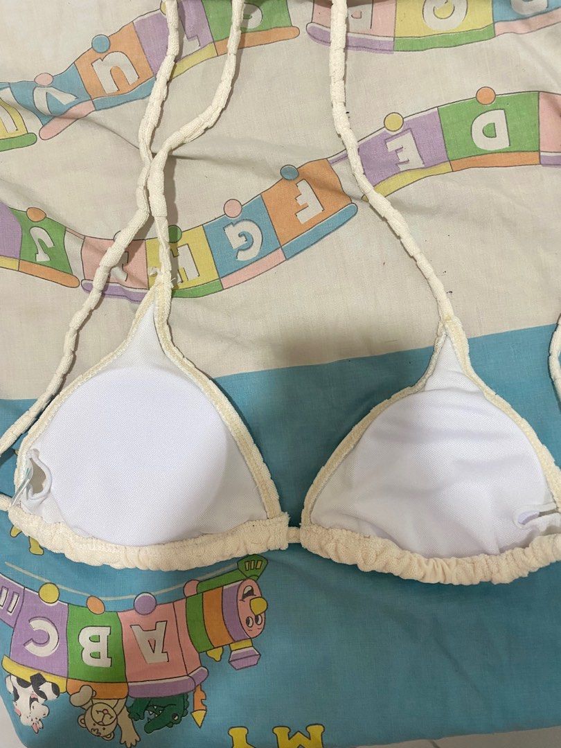 Cream White Floral Bikini Top (Category: Bikinis & Swimsuits) located in Quezon City. Submitted by maxo____oene (Listing ID 1425005386, Image 2). Description: White bikini top features a floral pattern and triangle cups. It has adjustable straps for a comfortable fit. Perfect for a day at the beach or pool. na-wear lang once sa bolinao price is still negotiable, pero no lowball pls! .