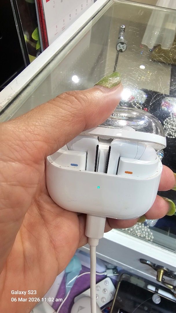 Ear buds 265671947746433112