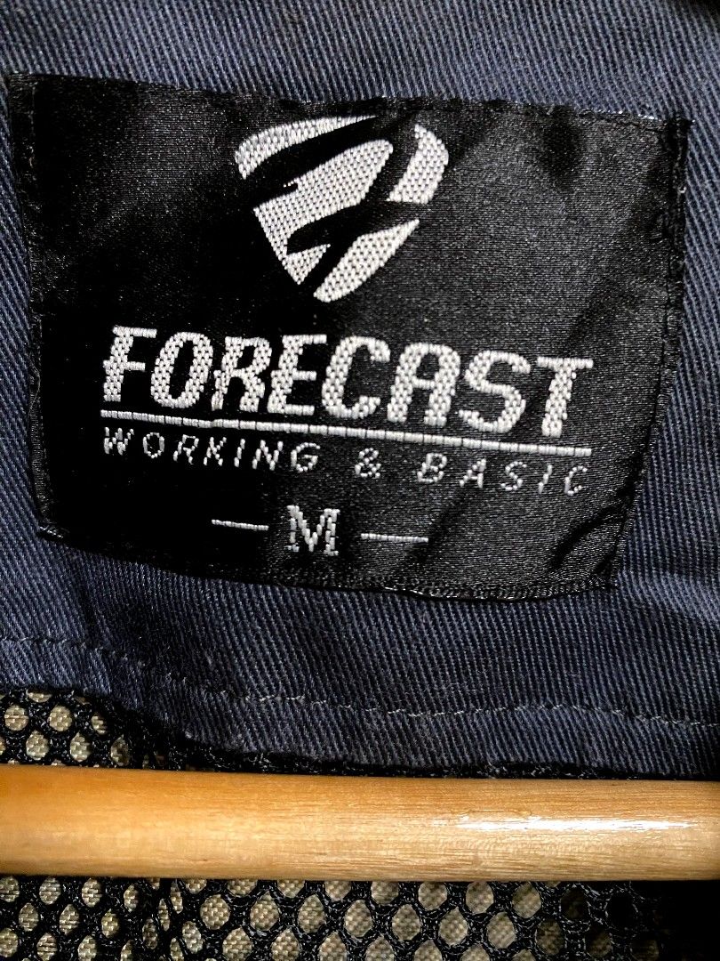 Forecast Working & Basic Vest - M (Category: Vests) located in Manila. Submitted by safehawk-c9a684 (Listing ID 1424887030, Image 3). Description: Navy blue vest from Forecast Working & Basic. It features multiple pockets and a mesh back for breathability. The vest is size M. It has a full zipper closure. The vest is designed for work or basic use..