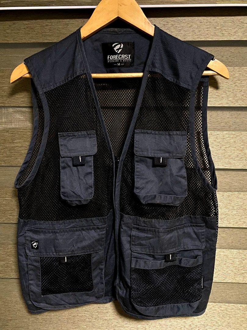 Forecast Working & Basic Vest - M (Category: Vests) located in Manila. Submitted by safehawk-c9a684 (Listing ID 1424887030, Image 1). Description: Navy blue vest from Forecast Working & Basic. It features multiple pockets and a mesh back for breathability. The vest is size M. It has a full zipper closure. The vest is designed for work or basic use..