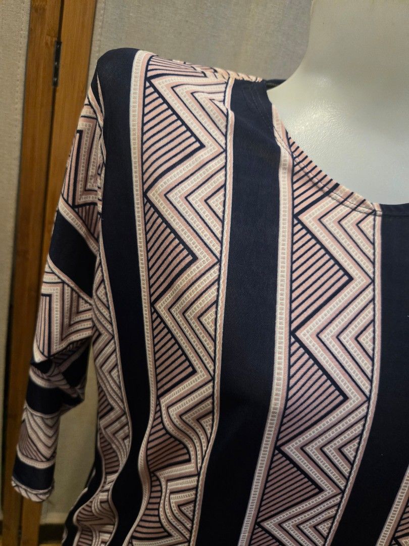 Geometric Print Top (Category: Sleeveless) located in Pasig City. Submitted by leildyne (Listing ID 1424978192, Image 3). Description: Stylish top featuring a geometric pattern in navy blue and pink. It has a unique design with long sleeves and a comfortable fit. The top is displayed on a mannequin, showcasing its shape and design..