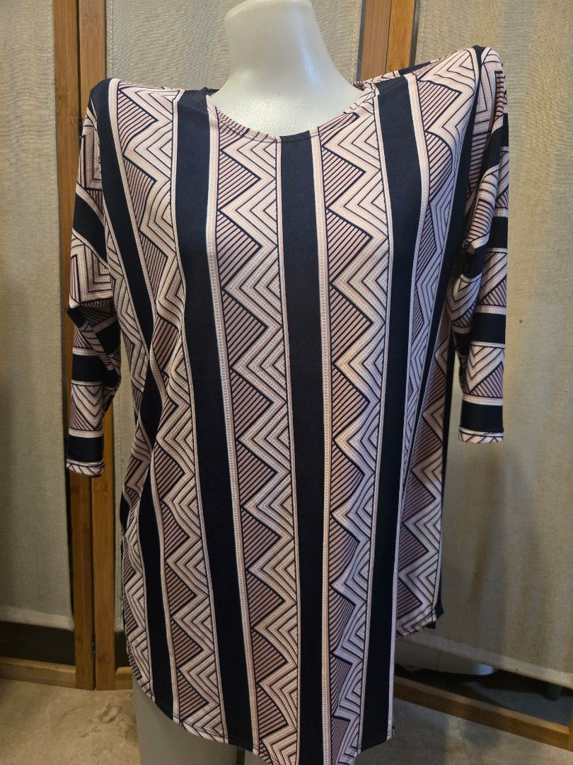 Geometric Print Top (Category: Sleeveless) located in Pasig City. Submitted by leildyne (Listing ID 1424978192, Image 1). Description: Stylish top featuring a geometric pattern in navy blue and pink. It has a unique design with long sleeves and a comfortable fit. The top is displayed on a mannequin, showcasing its shape and design..