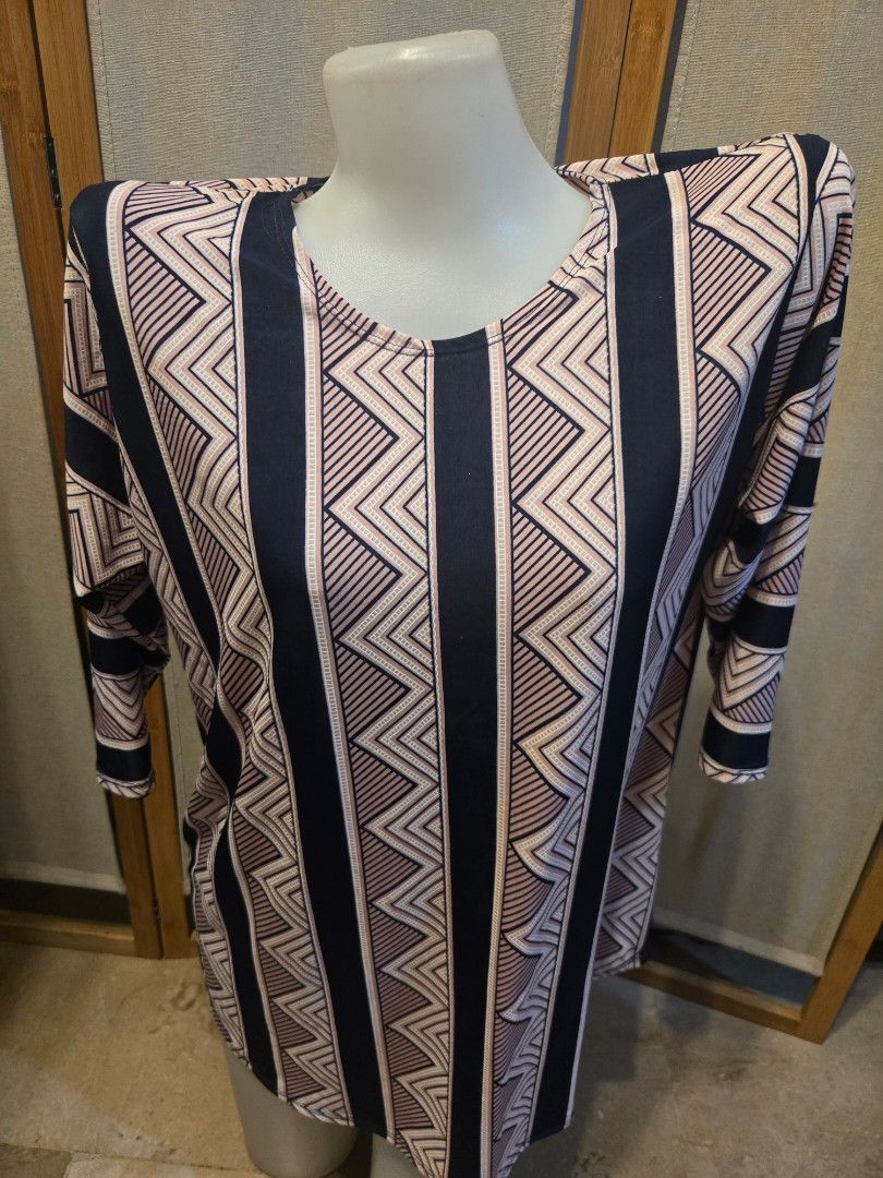 Geometric Print Top (Category: Sleeveless) located in Pasig City. Submitted by leildyne (Listing ID 1424978192, Image 2). Description: Stylish top featuring a geometric pattern in navy blue and pink. It has a unique design with long sleeves and a comfortable fit. The top is displayed on a mannequin, showcasing its shape and design..