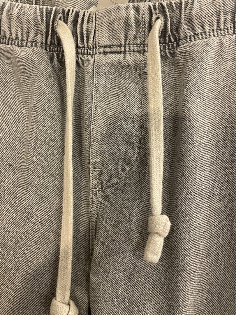 H&M Jogger Relaxed Fit Pants - Gray (Category: Joggers) located in Pasig City. Submitted by pub__low (Listing ID 1425023679, Image 3). Description: Not ukay. Decluttering. Light grey Medium W 16” L 37” Buyer to book preferred courier Or Thru gogoexpress Gcash!.