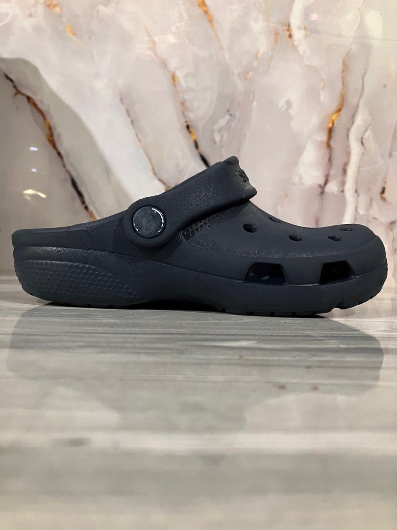 ICONIC CROCS CLASSIC CLOGS SIZE 21 CM MEN (Category: Slippers & Slides) located in General Mariano Alvarez. Submitted by adonid (Listing ID 1424918557, Image 1). Description: ICONIC CROCS CLASSIC CLOGS ORIGINAL ICONIC CROCS CLASSIC CLOGS GOOD CONDITION NORMAL SIGN OF USAGE ONLY SIZE 21 CM MEN.
