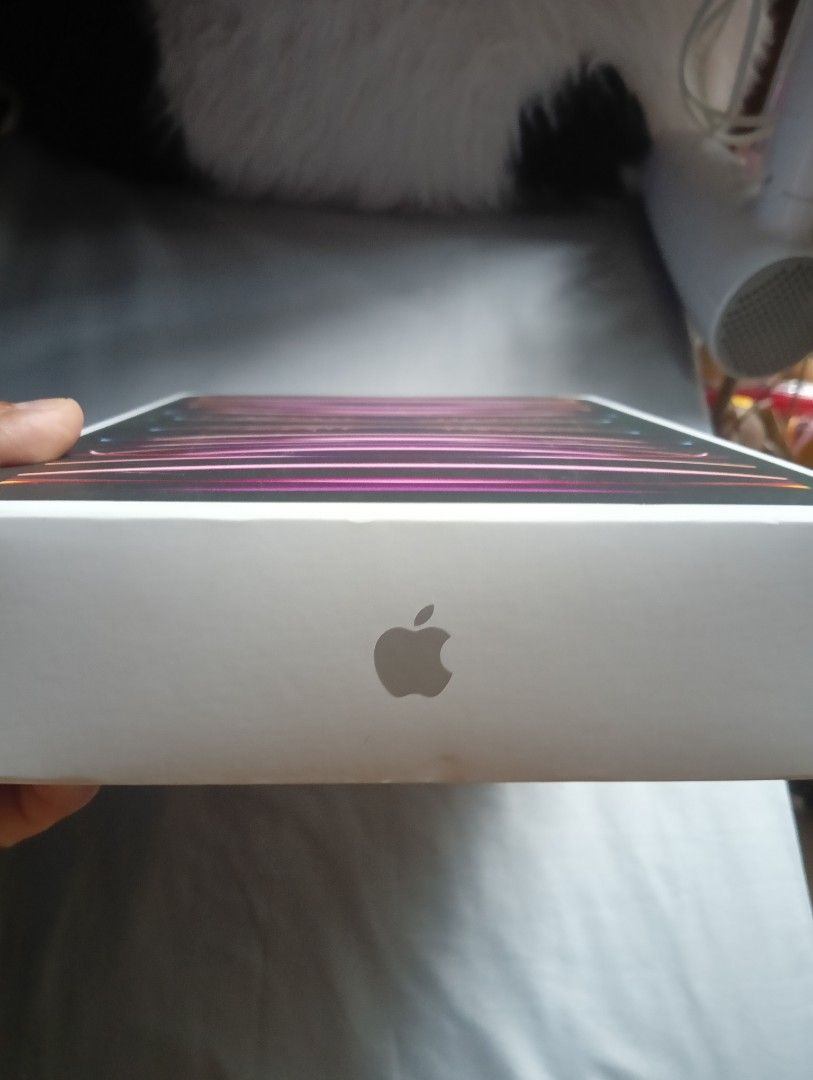 iPad 11 pro box (Category: iPad) located in Makati City. Submitted by maloustuffs_2025 (Listing ID 1424915827, Image 2). Description: Hey there! 👋 Selling this iPad 11 Pro box. The box itself looks sleek and clean, perfect if you're looking to complete your iPad setup or just need a replacement box. Meetups are available at Ayala Triangle Park and SM Makati. Hit me up if you're interested!.