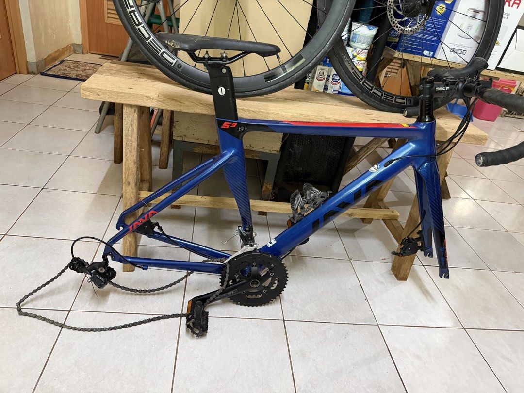 Java Siluro 3 (Category: Bicycles) located in Manila. Submitted by solenya (Listing ID 1424954116, Image 2). Description: Bought this for 37,000 in 2022 Only used this 11 times. Rfs: need funds and hindi na nagagamit. Nakatambak nalang for ilang years. Issue: may damage yung foam ng seat, yung sa quick release ng isang gulong, missing yung black na lock. Please refer to the pictures. Please see the specs below: JAVA SILURO 3 700c Frame: JAVA Silu