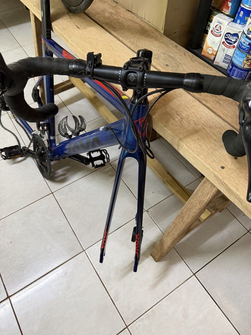 Java Siluro 3 (Category: Bicycles) located in Manila. Submitted by solenya (Listing ID 1424954116, Image 1). Description: Bought this for 37,000 in 2022 Only used this 11 times. Rfs: need funds and hindi na nagagamit. Nakatambak nalang for ilang years. Issue: may damage yung foam ng seat, yung sa quick release ng isang gulong, missing yung black na lock. Please refer to the pictures. Please see the specs below: JAVA SILURO 3 700c Frame: JAVA Silu