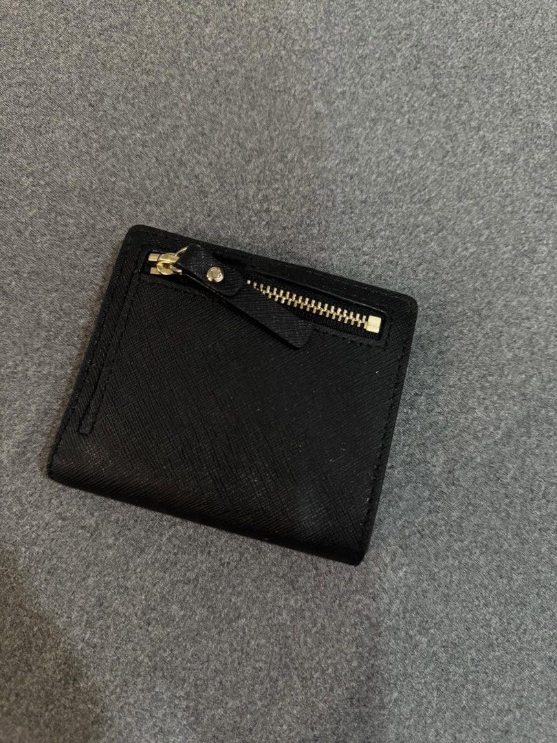Kate Spade Black Bi-Fold Wallet (Category: Wallets & Card holders) located in Taguig. Submitted by hanamiyya (Listing ID 1424894742, Image 3). Description: original but with issues. dm me for more pics.