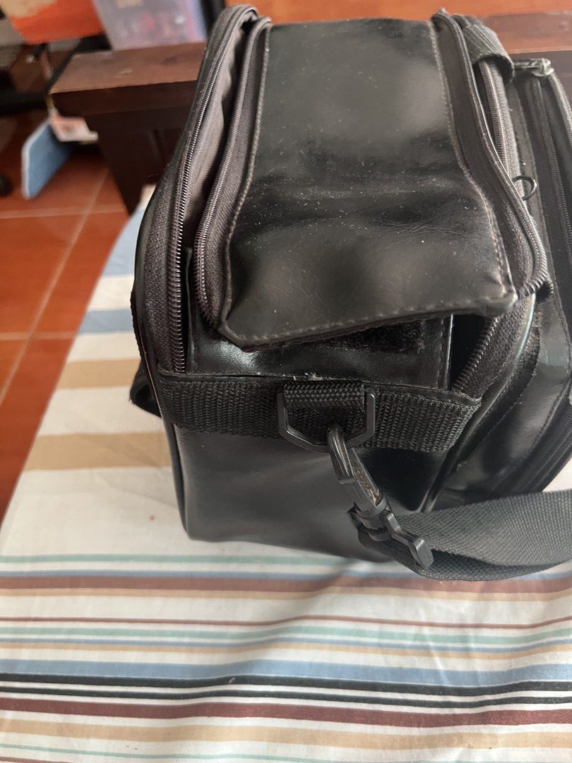 Leather DSLR camera bag (Category: Camera Bags & Carriers) located in Las Pinas. Submitted by jerri44 (Listing ID 1424910377, Image 1). Description: Leather shoulder type DSLR camera bag 2 pockets Slightly use.