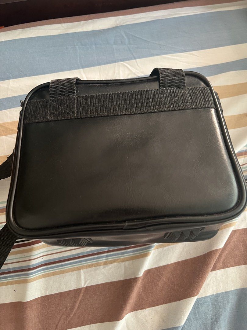 Leather DSLR camera bag (Category: Camera Bags & Carriers) located in Las Pinas. Submitted by jerri44 (Listing ID 1424910377, Image 3). Description: Leather shoulder type DSLR camera bag 2 pockets Slightly use.