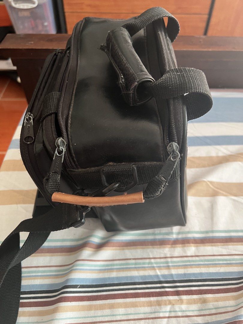 Leather DSLR camera bag (Category: Camera Bags & Carriers) located in Las Pinas. Submitted by jerri44 (Listing ID 1424910377, Image 2). Description: Leather shoulder type DSLR camera bag 2 pockets Slightly use.