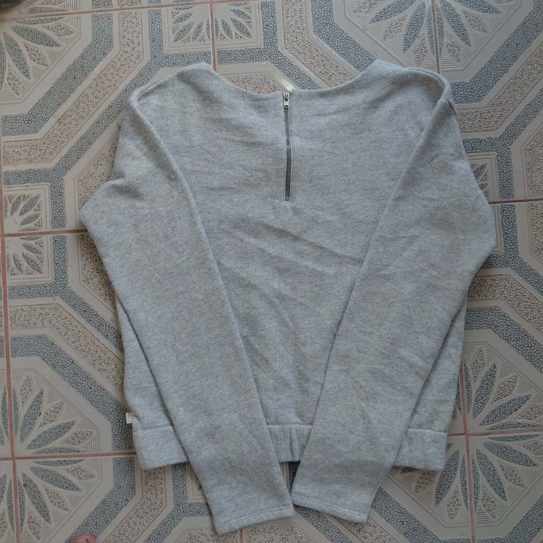 Levi's Gray Sweatshirt with Zipper (Category: Coats, Jackets and Outerwear) located in Danao, Cebu. Submitted by thriftmini88932 (Listing ID 1424995223, Image 2). Description: Gray Levi's sweatshirt with a zipper detail on the back. Features long sleeves and a crew neck. The size is S/P. Made in Turkey. The sweatshirt has a small Levi's tag on the sleeve..