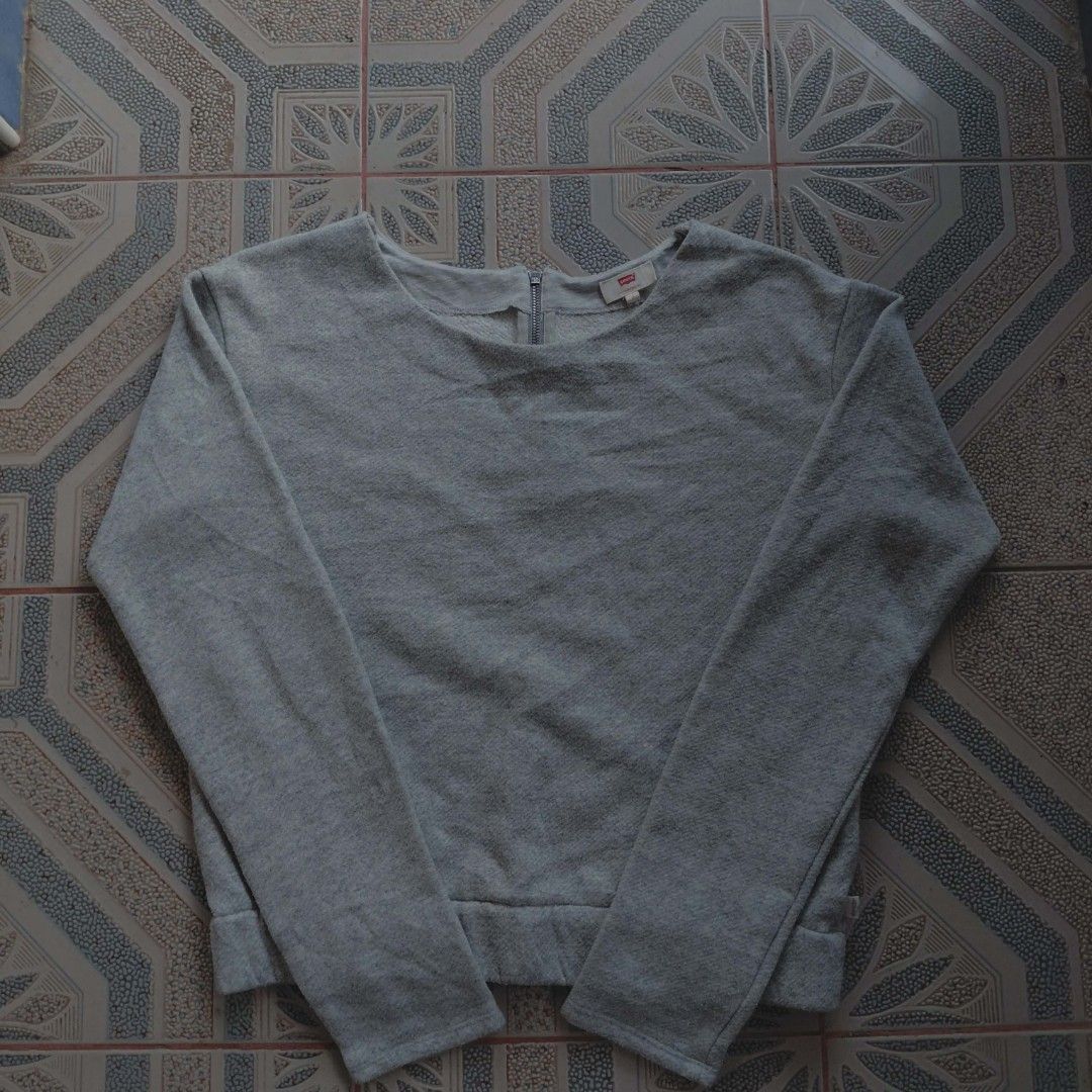 Levi's Gray Sweatshirt with Zipper (Category: Coats, Jackets and Outerwear) located in Danao, Cebu. Submitted by thriftmini88932 (Listing ID 1424995223, Image 1). Description: Gray Levi's sweatshirt with a zipper detail on the back. Features long sleeves and a crew neck. The size is S/P. Made in Turkey. The sweatshirt has a small Levi's tag on the sleeve..