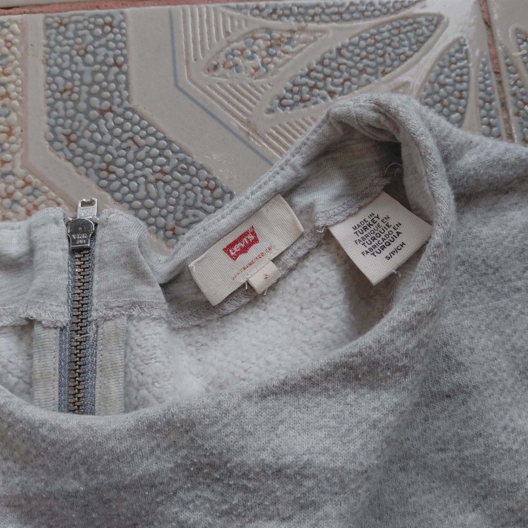 Levi's Gray Sweatshirt with Zipper (Category: Coats, Jackets and Outerwear) located in Danao, Cebu. Submitted by thriftmini88932 (Listing ID 1424995223, Image 3). Description: Gray Levi's sweatshirt with a zipper detail on the back. Features long sleeves and a crew neck. The size is S/P. Made in Turkey. The sweatshirt has a small Levi's tag on the sleeve..