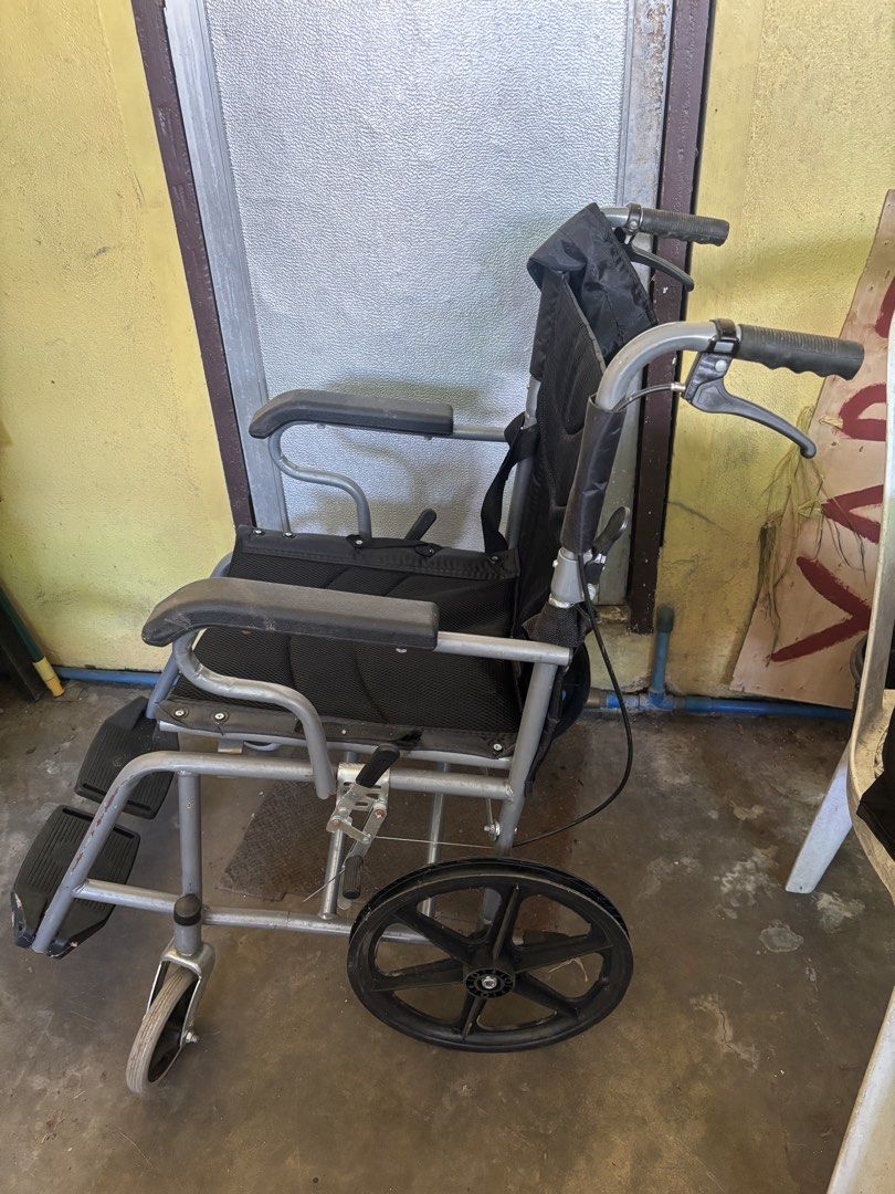 Lightweight Foldable Wheelchair (Category: Wheelchairs) located in Paranaque City. Submitted by personal.shelf (Listing ID 1424987062, Image 2). Description: .
