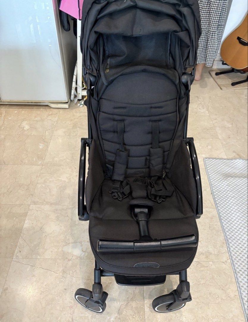 Lightweight stroller Tavo Basic Step (Category: Strollers) located in Singapore. Submitted by bluedusk23 (Listing ID 1425006401, Image 1). Description: Preloved Lightweight. Full sun canopy. Reclines at multiple angles Marketed as cabin stroller (I haven’t tried though) Small tear at back.