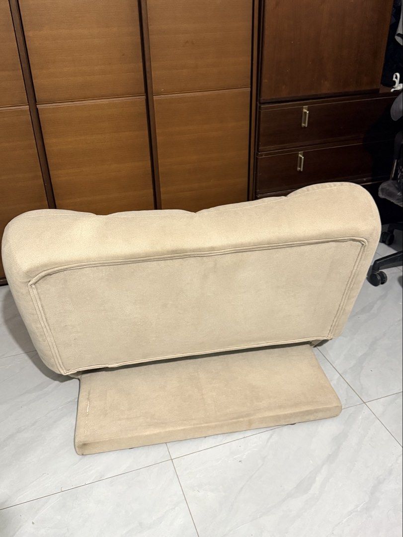 Loungie Floor Sofa bed (Category: Sofas) located in Manila. Submitted by prelovedbyramiah (Listing ID 1425024497, Image 3). Description: Wala ung paa nya pero pede lagyan. Sofa quality makapal.