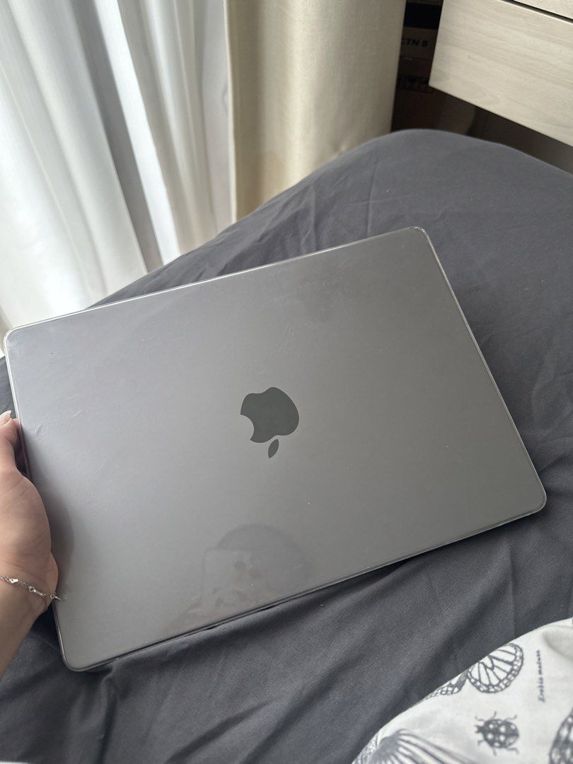 Macbook Pro 14 inch405921233843660800