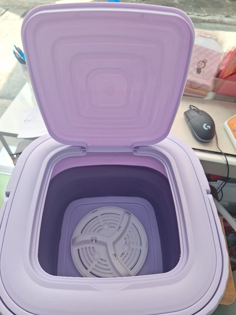 Multi-Function Folding Washing Machine （分類：洗衣機及乾衣機）位於 Hong Kong。 由 Bienvenu 提交（商品編號 1424948175，圖片 3）。簡介： Multi-function folding washing machine. It is a compact, portable washing machine. The machine is purple and white. It has a lid and a handle for easy carrying. It comes with installation instructions. The machine has a control panel with buttons.。
