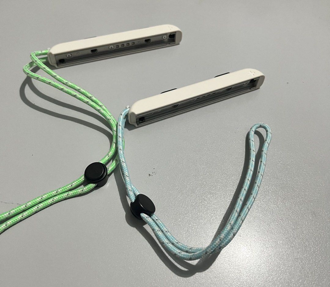 Nintendo Switch “Joycon Wrist Holder” ‘2 pieces (Category: Controllers) located in Quezon City. Submitted by pwrproductions (Listing ID 1425003031, Image 2). Description: Attachable to nintendo switch joycons.