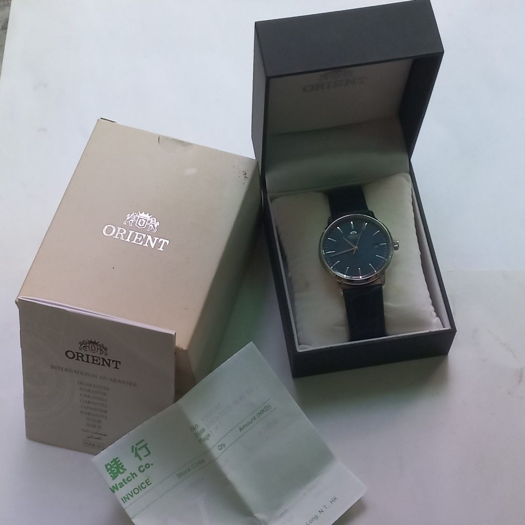 Orient （分類：手錶）位於 Hong Kong。 由 eta2892a2 提交（商品編號 1424967928，圖片 5）。簡介： Orient F672-UAD0 39.5mm SelfWind Caliber F6722, 22 Jewels 21600vph 40 hours Power Reserve Water Resistant 100M #B8T3209 ✨與Seiko、Credor同屬Seiko Epson集團旗下 品牌，2023年購買香港行貨，原價$2,000， 祇戴過兩次，走時正常，生活防水100M，屬 Orient正裝錶中防水性能較高的款式。有單 有盒全套，原裝藍色壓鱷魚紋皮帶連原裝針扣 ❗️ 保障買賣雙方，祇限現金面交不議價❗ 錦田至屯門沿線西鐵站交收❗️ What App 9867 2889。