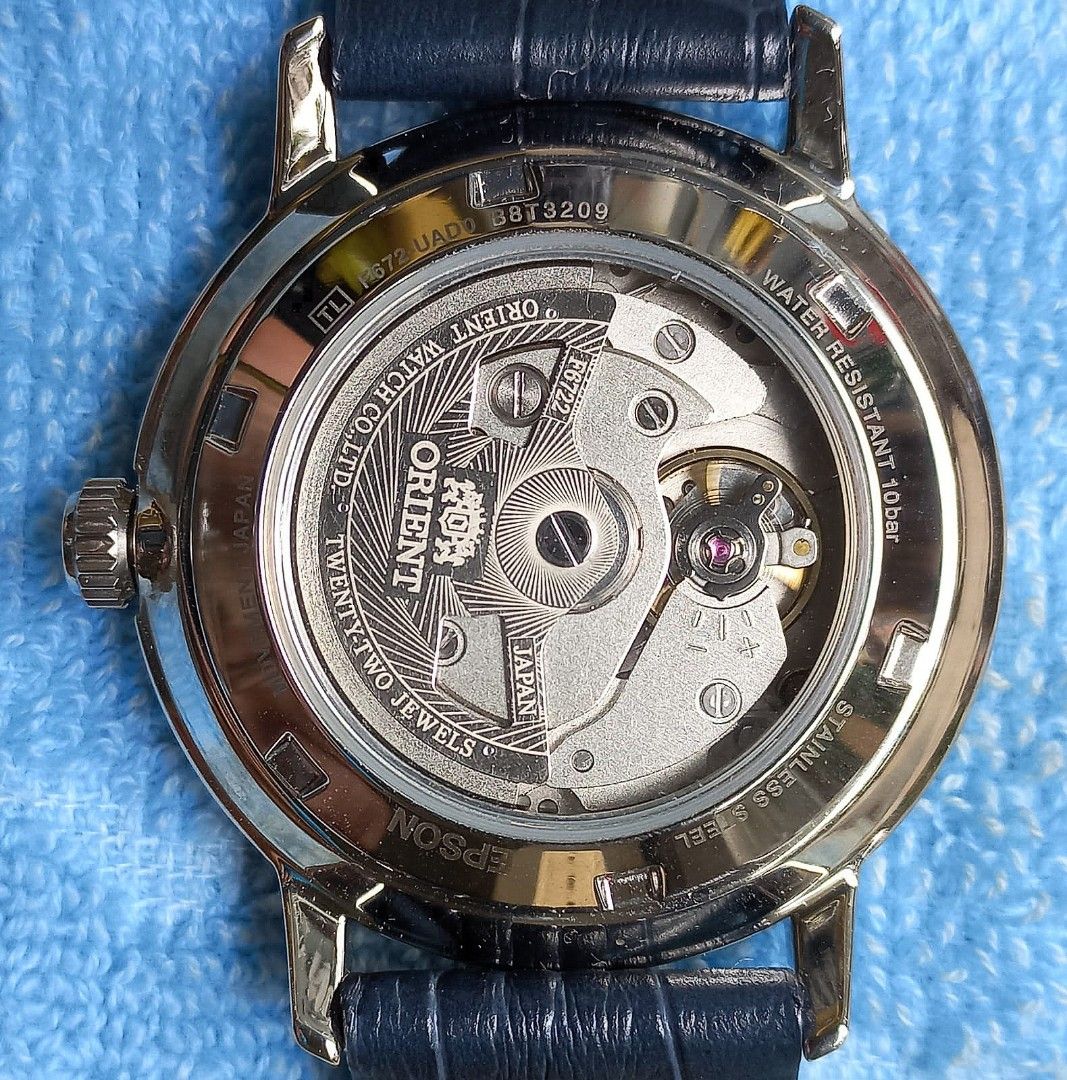 Orient （分類：手錶）位於 Hong Kong。 由 eta2892a2 提交（商品編號 1424967928，圖片 2）。簡介： Orient F672-UAD0 39.5mm SelfWind Caliber F6722, 22 Jewels 21600vph 40 hours Power Reserve Water Resistant 100M #B8T3209 ✨與Seiko、Credor同屬Seiko Epson集團旗下 品牌，2023年購買香港行貨，原價$2,000， 祇戴過兩次，走時正常，生活防水100M，屬 Orient正裝錶中防水性能較高的款式。有單 有盒全套，原裝藍色壓鱷魚紋皮帶連原裝針扣 ❗️ 保障買賣雙方，祇限現金面交不議價❗ 錦田至屯門沿線西鐵站交收❗️ What App 9867 2889。