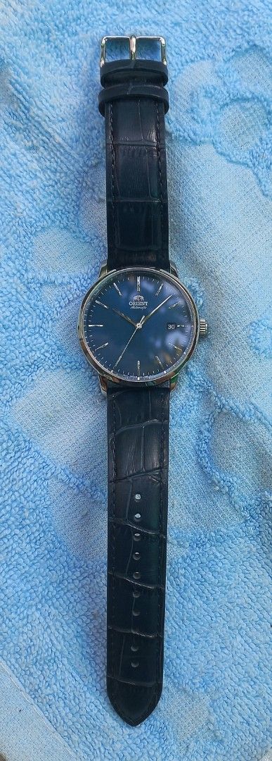 Orient （分類：手錶）位於 Hong Kong。 由 eta2892a2 提交（商品編號 1424967928，圖片 3）。簡介： Orient F672-UAD0 39.5mm SelfWind Caliber F6722, 22 Jewels 21600vph 40 hours Power Reserve Water Resistant 100M #B8T3209 ✨與Seiko、Credor同屬Seiko Epson集團旗下 品牌，2023年購買香港行貨，原價$2,000， 祇戴過兩次，走時正常，生活防水100M，屬 Orient正裝錶中防水性能較高的款式。有單 有盒全套，原裝藍色壓鱷魚紋皮帶連原裝針扣 ❗️ 保障買賣雙方，祇限現金面交不議價❗ 錦田至屯門沿線西鐵站交收❗️ What App 9867 2889。