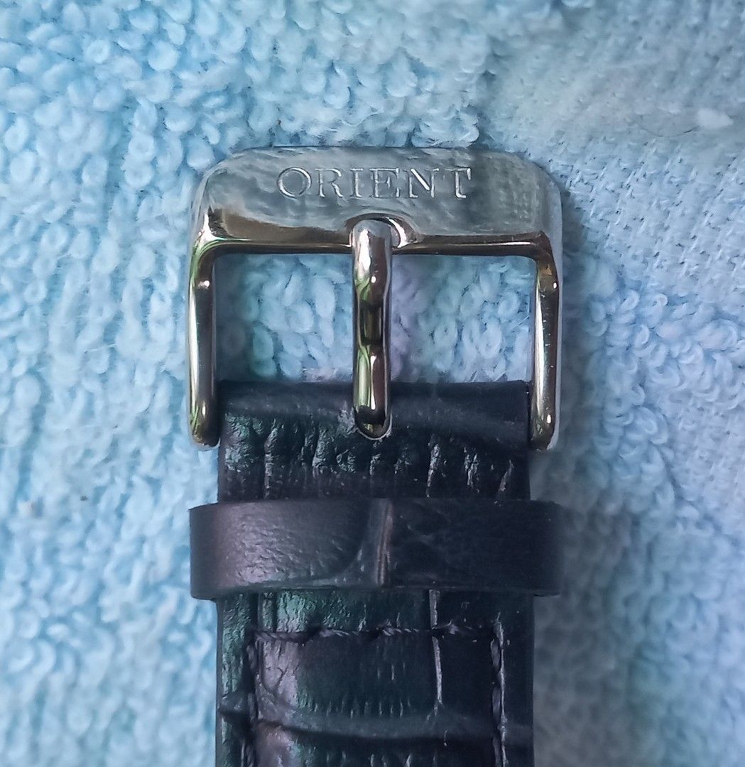 Orient （分類：手錶）位於 Hong Kong。 由 eta2892a2 提交（商品編號 1424967928，圖片 4）。簡介： Orient F672-UAD0 39.5mm SelfWind Caliber F6722, 22 Jewels 21600vph 40 hours Power Reserve Water Resistant 100M #B8T3209 ✨與Seiko、Credor同屬Seiko Epson集團旗下 品牌，2023年購買香港行貨，原價$2,000， 祇戴過兩次，走時正常，生活防水100M，屬 Orient正裝錶中防水性能較高的款式。有單 有盒全套，原裝藍色壓鱷魚紋皮帶連原裝針扣 ❗️ 保障買賣雙方，祇限現金面交不議價❗ 錦田至屯門沿線西鐵站交收❗️ What App 9867 2889。