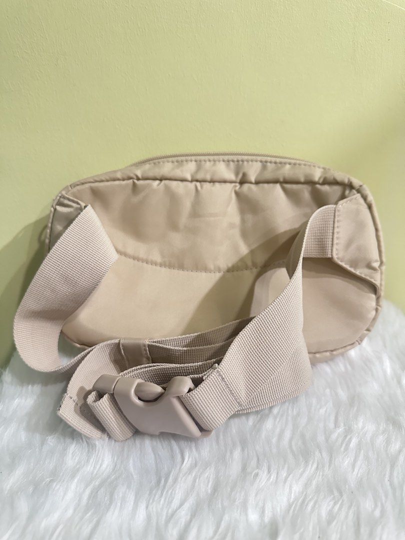 Original LEVIS belt bag (Category: Belt bags, Clutches and Pouches) located in Manila. Submitted by amethyste_ph (Listing ID 1423407220, Image 2). Description: Original LEVIS belt bag - Versatile neutral color - Perfect for everyday use or travel - Authentic LEVIS with tag .