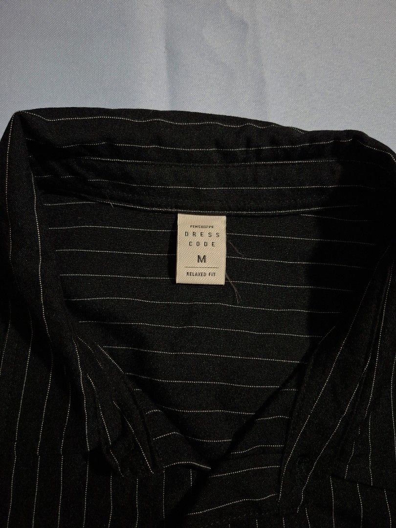 Penshoppe Polo Medium Black Short Sleeve (Category: Formal Shirts) located in Manila. Submitted by ella_marquez (Listing ID 1425039779, Image 3). Description: No holes, no tears DM me for measurements o or more inquiries. .