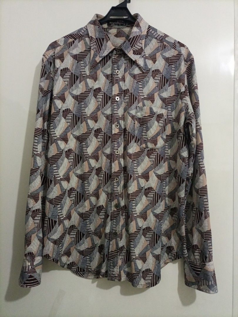 Punto Blanco Brown Long Sleeve Shirt (Category: Formal Shirts) located in Bacoor. Submitted by imshining_23 (Listing ID 1424993498, Image 1). Description: - Punto Blanco Long Sleeve Shirt - Size M - Brown color - Eye-catching geometric design.