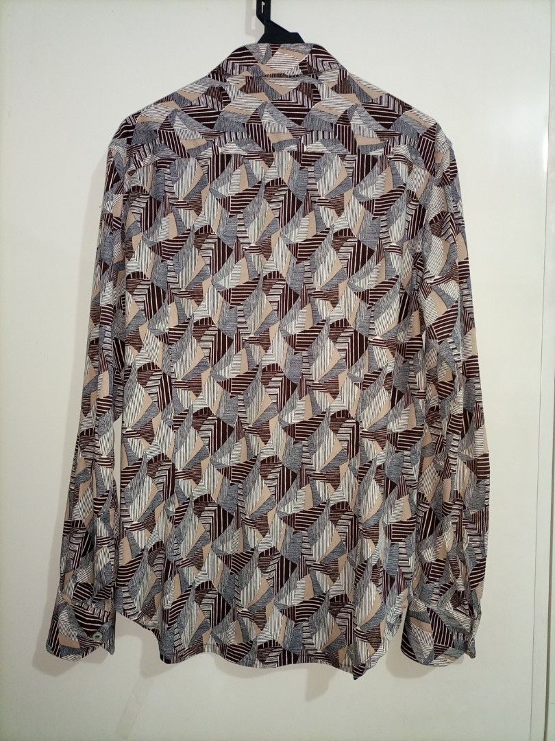 Punto Blanco Brown Long Sleeve Shirt (Category: Formal Shirts) located in Bacoor. Submitted by imshining_23 (Listing ID 1424993498, Image 3). Description: - Punto Blanco Long Sleeve Shirt - Size M - Brown color - Eye-catching geometric design.