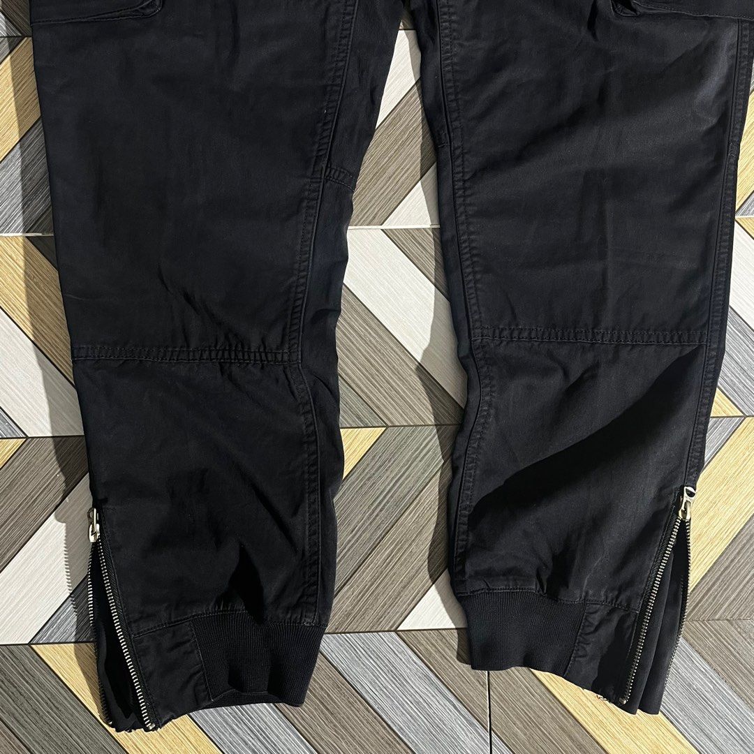 Ralph Lauren Utility Cargo - Authenticated With QR Code (Category: Joggers) located in Daraga. Submitted by th3cliquejunks (Listing ID 1424976444, Image 3). Description: Ralph Lauren Utility Cargo - Authenticated With QR Code Size Large on tag Excellent Condition Cut washtag only No major flaw Dimensions: Waist: 32” Length: 41” 1,780 Dm.