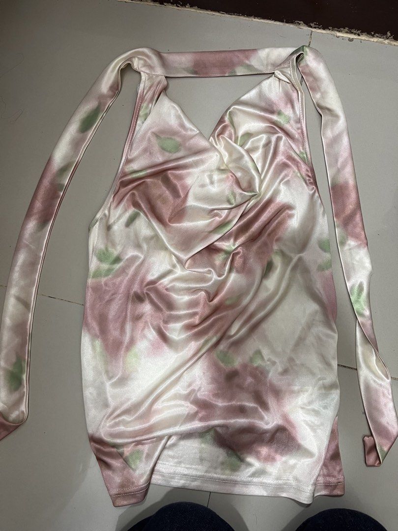 SHEIN Satin Floral V-Neck Top (Category: Sleeveless) located in Pasig City. Submitted by erin_declutters (Listing ID 1424998191, Image 2). Description: BRAND NEW!! An impulse buy lang, never been used just worn for sukat. 250 last price, if kukunin agad I can give discount :)) .