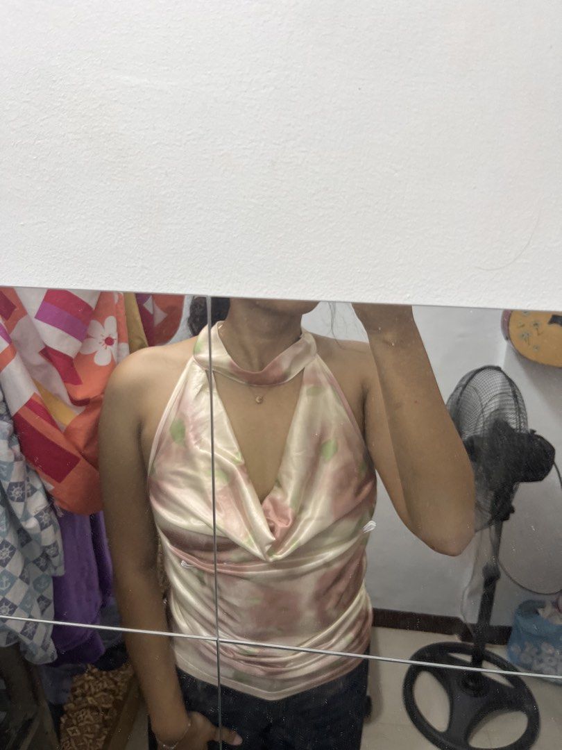 SHEIN Satin Floral V-Neck Top (Category: Sleeveless) located in Pasig City. Submitted by erin_declutters (Listing ID 1424998191, Image 3). Description: BRAND NEW!! An impulse buy lang, never been used just worn for sukat. 250 last price, if kukunin agad I can give discount :)) .