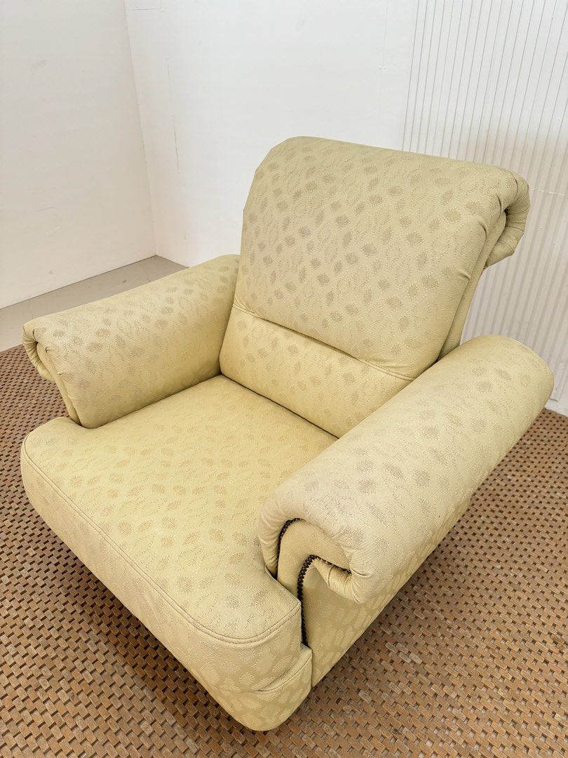 Single sofa (Category: Sofas) located in Quezon City. Submitted by matetdevis13 (Listing ID 1424962391, Image 2). Description: Vintage Style Armchair Price: 4,500 L39 x W34 x H35.5/16 In good condition.