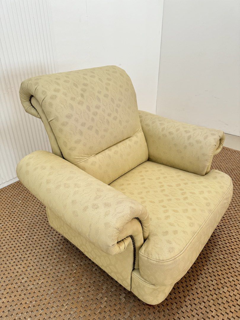Single sofa (Category: Sofas) located in Quezon City. Submitted by matetdevis13 (Listing ID 1424962391, Image 3). Description: Vintage Style Armchair Price: 4,500 L39 x W34 x H35.5/16 In good condition.