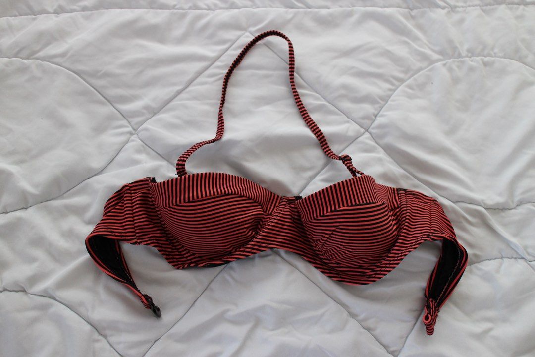 Red Striped Bikini Top (Category: Bikinis & Swimsuits) located in Makati City. Submitted by bysaaaam (Listing ID 1425020139, Image 1). Description: .