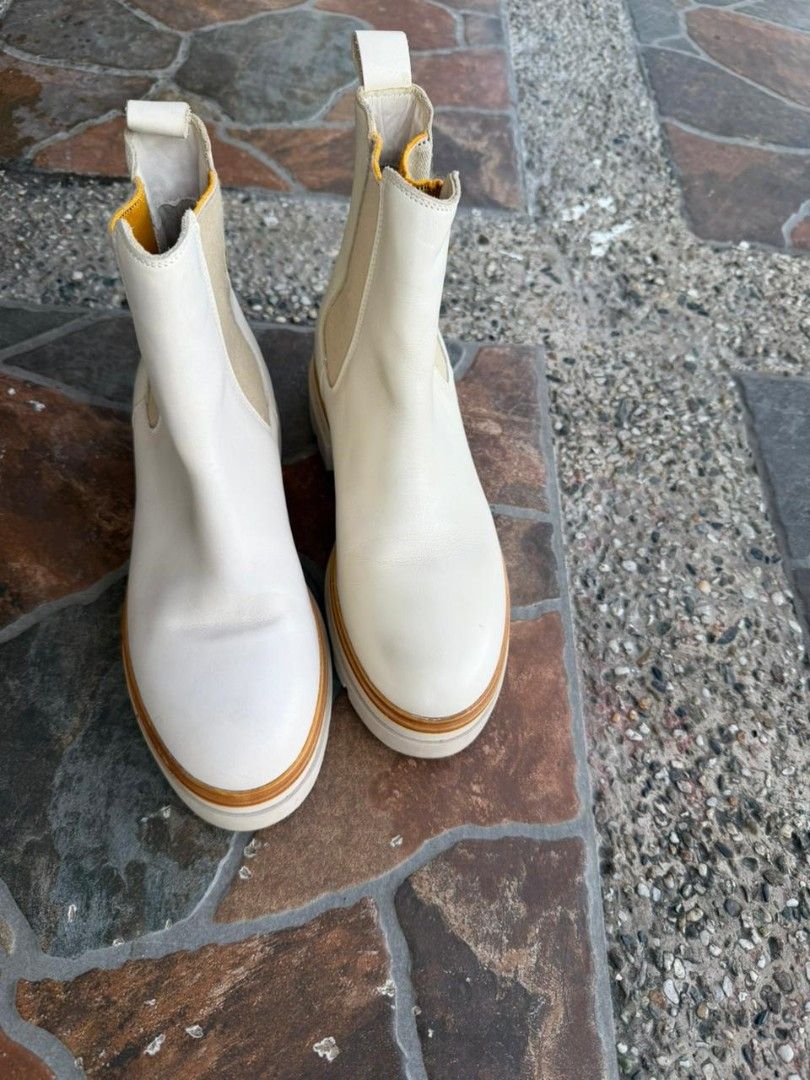 Tommy Hilfiger / Palladium / ZARA (Category: Boots) located in Manila. Submitted by king10mark06 (Listing ID 1424991086, Image 1). Description: Tommy Hilfiger Size 8.5 Php6,500 Palladium Size 9US Php6,000 BN ZARA Size 10US Php 3,000 Melloyellow Gladiator Sandals Size 35 teens size Php1500 Brand New ALL ITEMS ARE NEGOTIABLE.