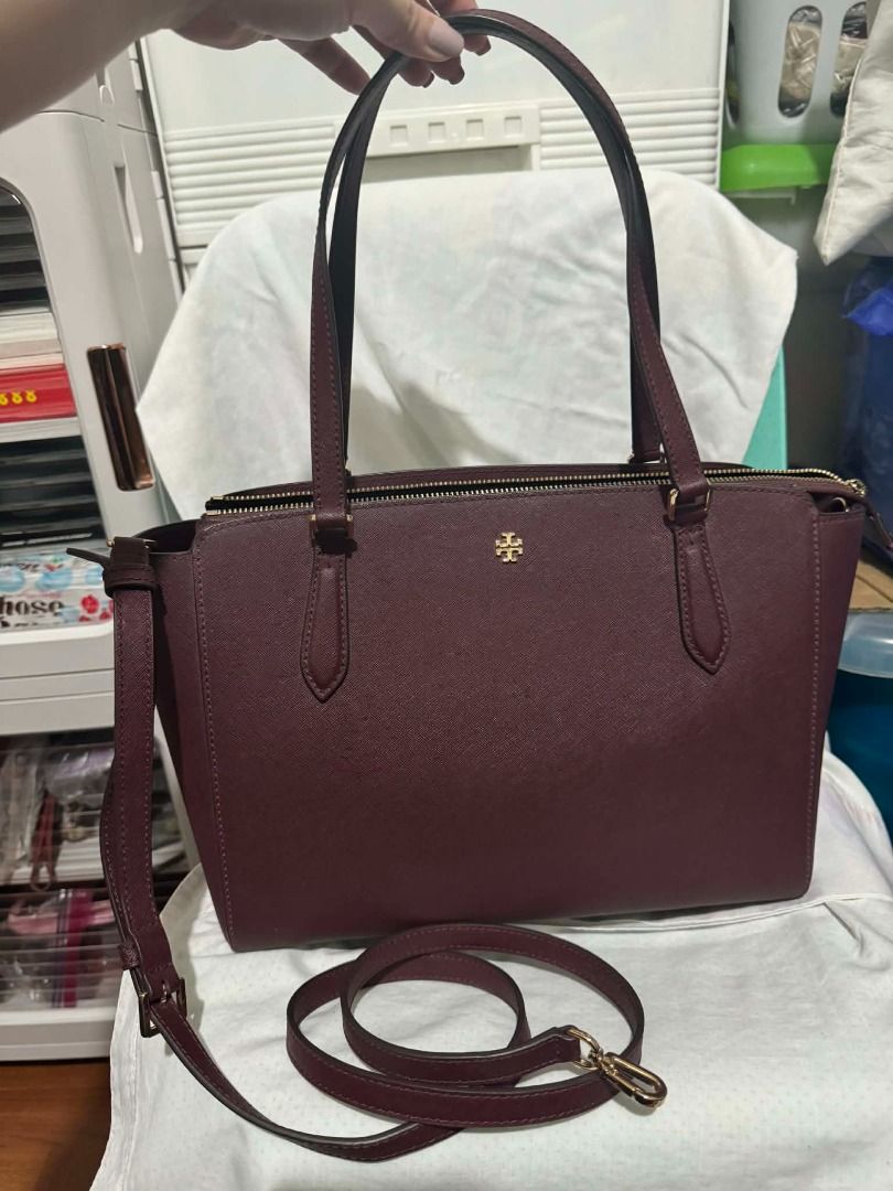 Tory Burch Emerson Small Top Zip Tote (Category: Luxury Bags & Wallets) located in Paranaque City. Submitted by alianne91449 (Listing ID 1425007316, Image 1). Description: Original Like new (used once only then stored) Rfs: decluttering.