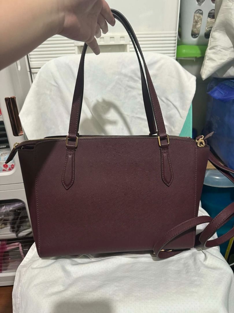 Tory Burch Emerson Small Top Zip Tote (Category: Luxury Bags & Wallets) located in Paranaque City. Submitted by alianne91449 (Listing ID 1425007316, Image 3). Description: Original Like new (used once only then stored) Rfs: decluttering.