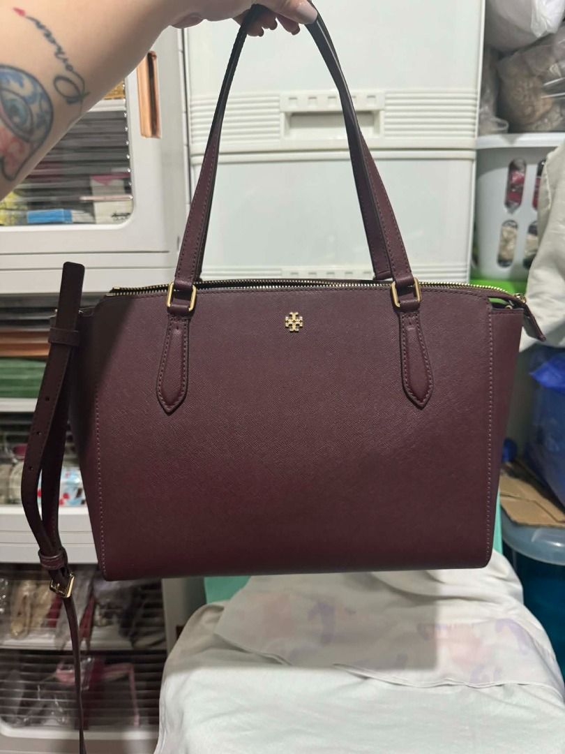 Tory Burch Emerson Small Top Zip Tote (Category: Luxury Bags & Wallets) located in Paranaque City. Submitted by alianne91449 (Listing ID 1425007316, Image 2). Description: Original Like new (used once only then stored) Rfs: decluttering.
