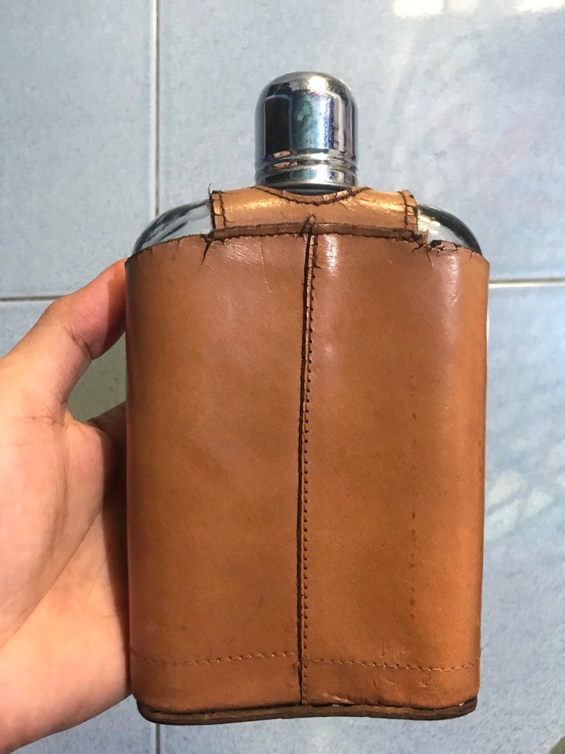 Vintage Top Grain Cowhide Glass Flask (Category: Water Bottles & Tumblers) located in Manila. Submitted by nat_peak (Listing ID 1424921783, Image 2). Description: Ndy nagamit naluma na ng panahon Estimated ko mga 500ml ito. .