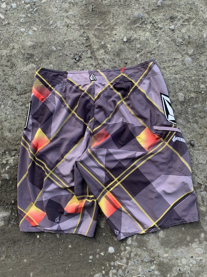 Volcom Board Shorts (Category: Swim Trunks & Board Shorts) located in Braulio E. Dujali. Submitted by gabizz (Listing ID 1425014684, Image 2). Description: Volcom Board Short Size 33 ontag W:34 L:23 Colorate:8.5/10 On pic issue and pinhole.