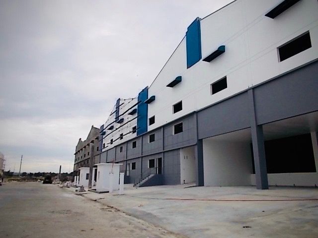 Warehouse for Rent in Cavite (Category: Commercial) located in Makati City. Submitted by joahnnakwok (Listing ID 1424965850, Image 3). Description: Warehouse for Rent Golden Mile Business Park Carmona Cavite Size total of 6511 sqm Details 12m height knee of truss and 15m height Apex. Divided into 4 bays with interconnecting passage way and loading bays and office mezzanine units. Price 300/sqm For viewing, site visit and inquiries: Please contact