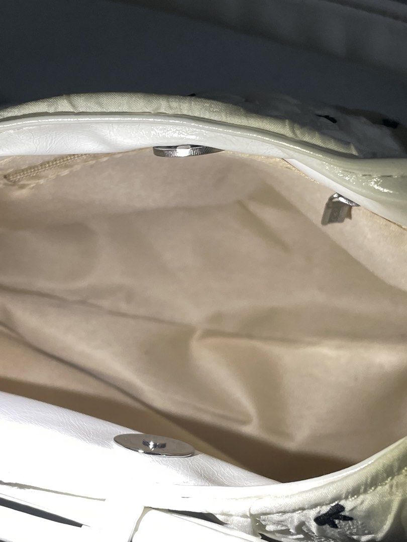 White Bow Detail Handbag / Kili bag (Category: Purses & Pouches) located in Caloocan City. Submitted by yerisellsph (Listing ID 1424948683, Image 3). Description: 👜 Snap closure 👜 Spacious ⚠️ WHAT YOU SEE IS WHAT YOU GET ❌ Non-negotiable ❕PLEASE don’t waste my time if you really don’t have any plans on getting the item☺️ 🚫 JOY RESERVERS AND BOGUS BUYERS WILL BE REPORTED AND BLOCKED.